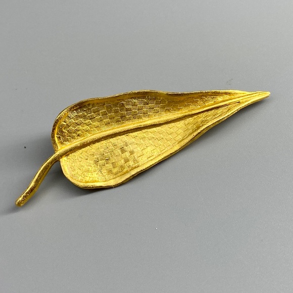 Vintage Brushed Gold Leaf Brooch - Picture 2 of 14
